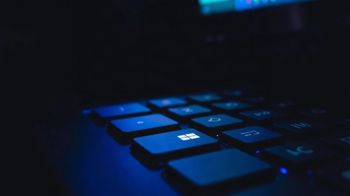 Imagen ilustrativa: teclado de ordenador con la tecla de Windows iluminada en azul